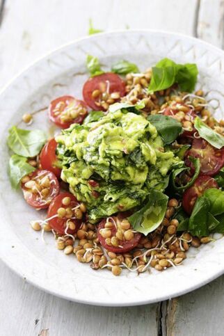 Avocado mit Zucchini-Chili-Tatar