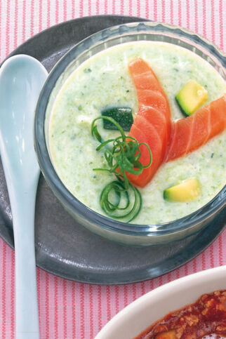 Kalte Zucchinisuppe mit Lachs Kalte Zucchinisuppe mit Lachs