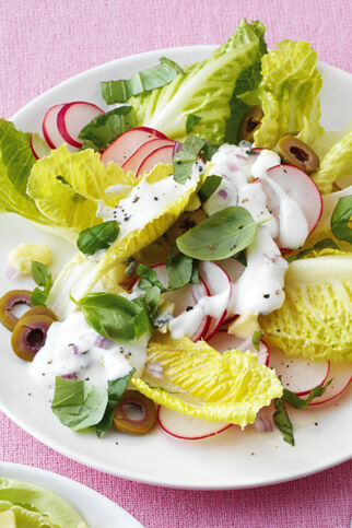 Salat mit Roquefortdressing und Oliven