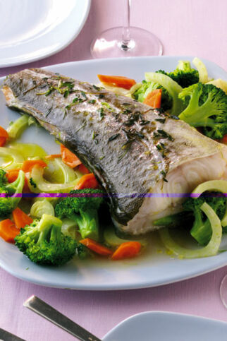 Dorsch in Folie im Gemüsebett Dorsch in Folie im Gemüsebett