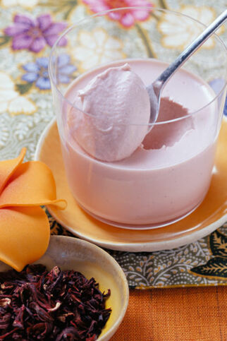 Panna cotta mit Hibiskus und Acerolakirsche Panna cotta mit Hibiskus und Acerolakirsche