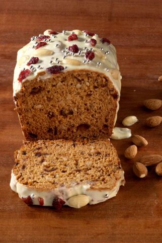 Honigkuchen mit Mandeln, Datteln und Preiselbeeren Honigkuchen mit Mandeln, Datteln und Preiselbeeren