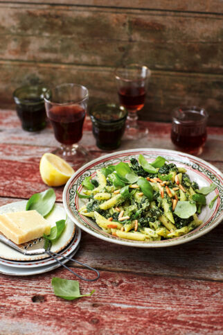 Pasta-Spinat-Salat mit frischem Basilikum-Pesto