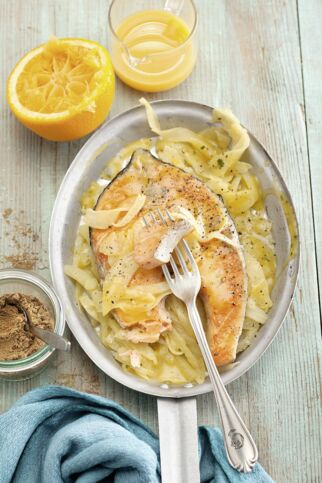 Lachskoteletts auf Fenchel im Orangensud Lachskoteletts auf Fenchel im Orangensud
