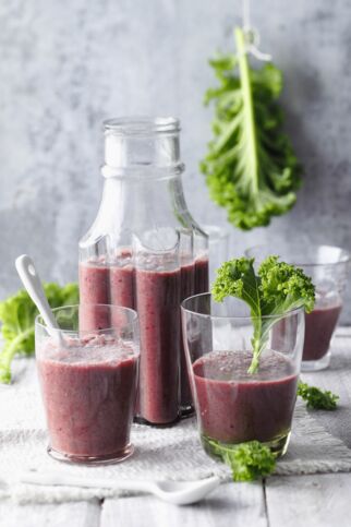 Kohl rocks mit Birne, Weizengras, Chia und Acaibeeren Kohl rocks mit Birne, Weizengras, Chia und Acaibeeren