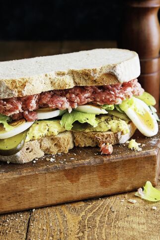 Deftige Mettstulle mit Zwiebelsenf und Ei Deftige Mettstulle mit Zwiebelsenf und Ei