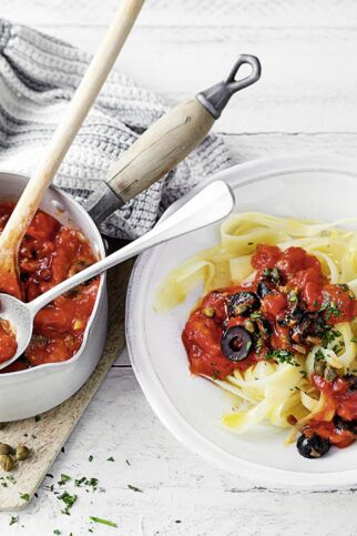 Pastinakennudeln alla puttanesca Pastinakennudeln alla puttanesca