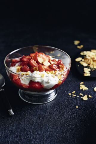 Chia-Joghurt mit Erdbeer-Rhabarber-Kompott Chia-Joghurt mit Erdbeer-Rhabarber-Kompott