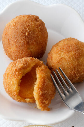 Aprikosen-Quarkknödel mit gerösteten Semmelbröseln Aprikosen-Quarkknödel mit gerösteten Semmelbröseln