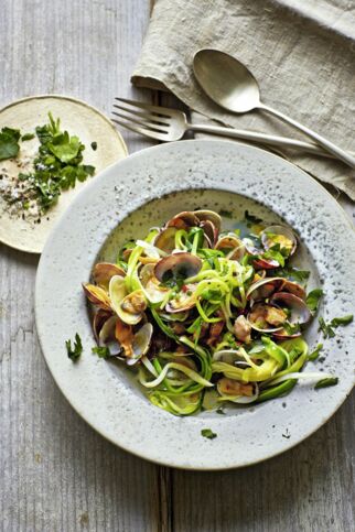 Sellerie- und Zucchini-Spaghetti alle vongole Sellerie- und Zucchini-Spaghetti alle vongole