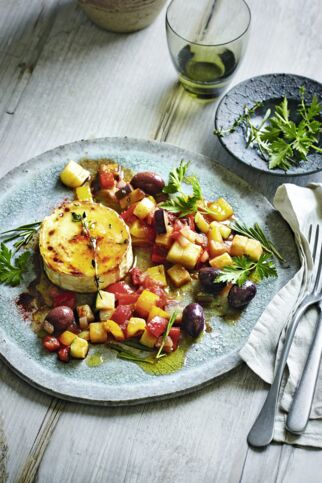 Ziegenkäse »brûlée« mit Ratatouille und schwarzen Oliven Ziegenkäse »brûlée« mit Ratatouille und schwarzen Oliven