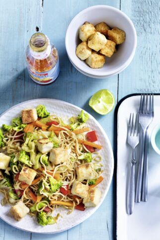 Asia-Nudelpfanne mit Tofu Asia-Nudelpfanne mit Tofu