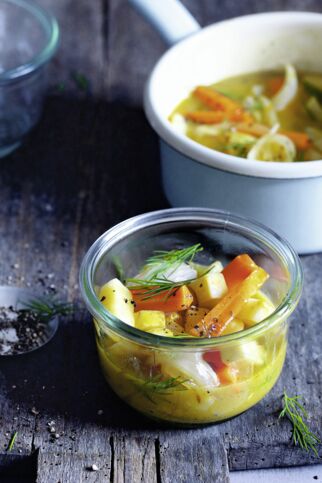 Knollensellerie mit Möhren und Orange Knollensellerie mit Möhren und Orange