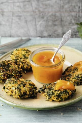 Spinat-Hirse-Puffer mit Kurkuma-Kürbis-Ketchup Spinat-Hirse-Puffer mit Kurkuma-Kürbis-Ketchup