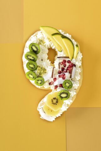 Kokosbiskuit mit exotischen Früchten Kokosbiskuit mit exotischen Früchten