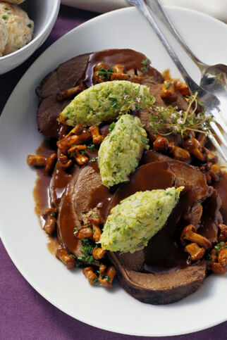 Rollbraten vom Hirsch mit Cassis-Likör und Schokolade Rollbraten vom Hirsch mit Cassis-Likör und Schokolade