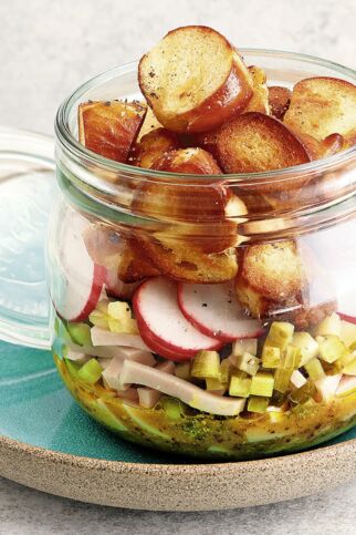 Brezelsalat mit Gelbwurst Brezelsalat mit Gelbwurst