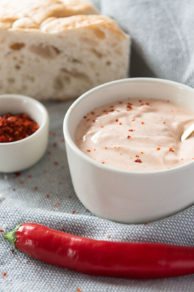 Scharfe Sauce in Schale mit Peperoni und Brot Scharfe Sauce