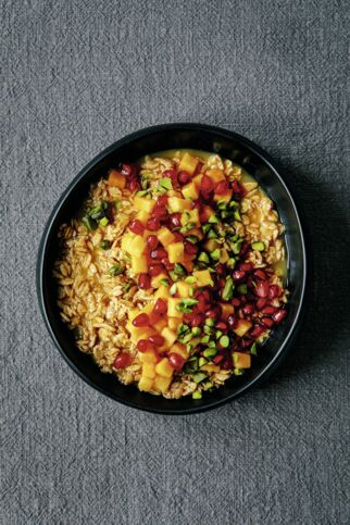 Gerstencreme mit Papaya und Granatapfelkernen