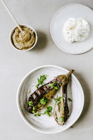 Rauchige Aubergine mit Labneh Rauchige Aubergine mit Labneh
