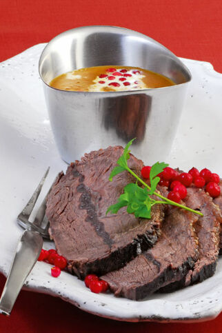 Sahniger Sauerbraten mit Preiselbeeren