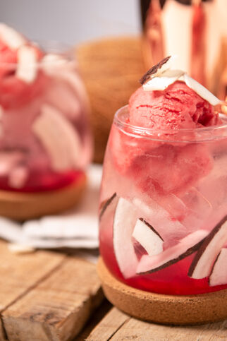 Kokos-Cocktail mit Himbeersorbet Kokos-Cocktail mit Himbeersorbet
