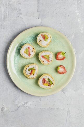 Süßes Sushi mit Beeren Süßes Sushi mit Beeren