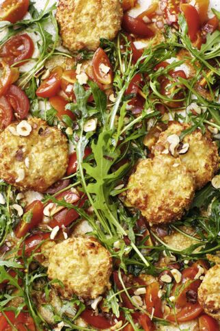 Hüttenkäsetaler mit Tomaten-Rucola-Salat