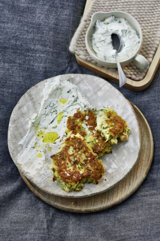 Zucchinipuffer mit Frühlingszwiebel-Quark Zucchinipuffer mit Frühlingszwiebel-Quark