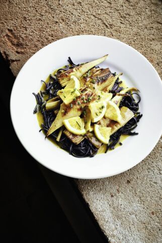 Schwarze Reisnudeln mit Artischocken Schwarze Reisnudeln mit Artischocken