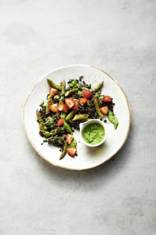Spargel-Linsen-Salat mit Erdbeeren und Kräuterdressing