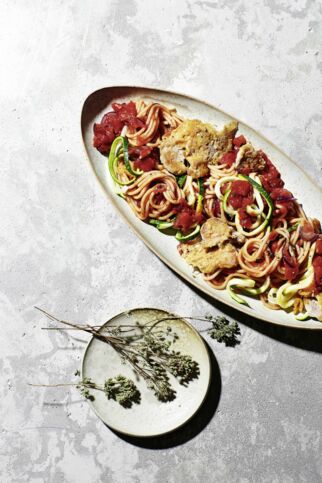 Zucchini-Pasta mit Parmesan-Schnitzelchen Zucchini-Pasta mit Parmesan-Schnitzelchen