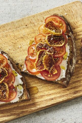 Bauernbrot mit Ziegenfrischkäse Bauernbrot mit Ziegenfrischkäse