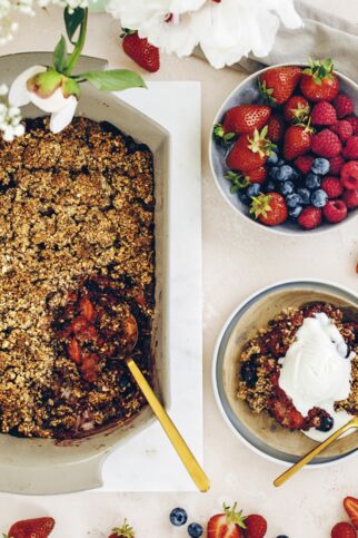 Beerencrumble mit Datteln