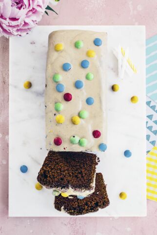 Geburtstagskuchen mit Schokolinsen Geburtstagskuchen mit Schokolinsen