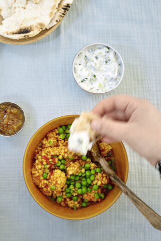 Gelbes Linsencurry mit Gurkenjoghurt