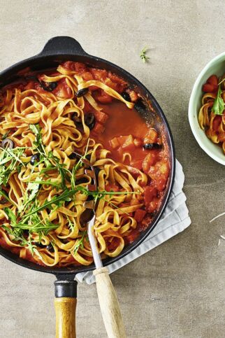 One-Pot-Pasta mit Paprika, Oliven & Rucola