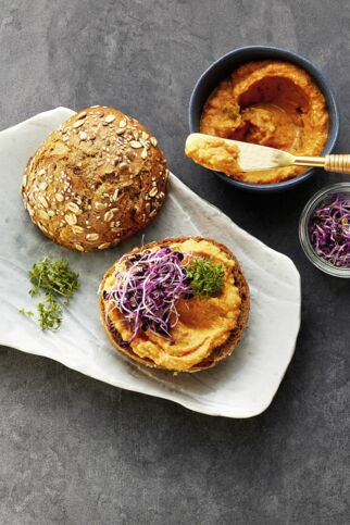 Möhren-Hummus-Brötchen Möhren-Hummus-Brötchen