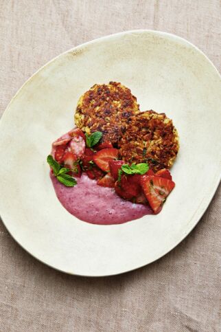 Reispuffer mit Erdbeer-Rhabarber-Sauce Reispuffer mit Erdbeer-Rhabarber-Sauce