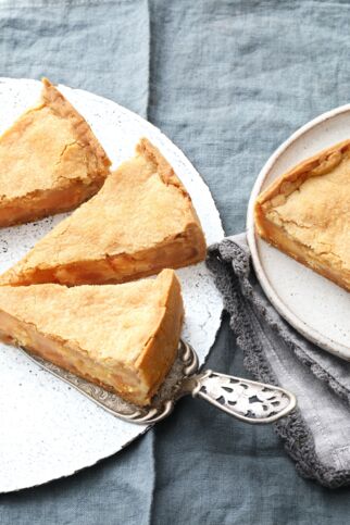 Drei Stücke eines gedeckten Apfelkuchens auf einem Teller. Gedeckter Apfelkuchen