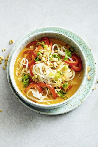 Curry-Nudelsuppe mit Erdnuss Curry-Nudelsuppe mit Erdnuss