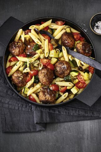 Ratatouille-Pastasalat mit Hackbällchen Ratatouille-Pastasalat mit Hackbällchen