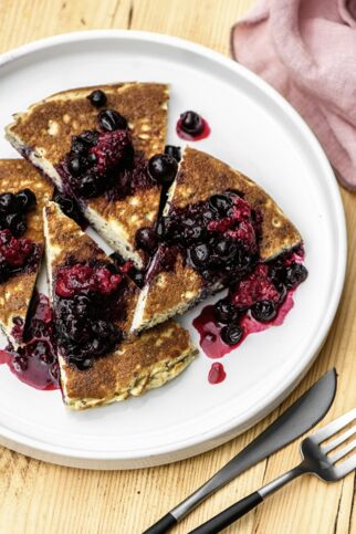 Riesen-Pancake mit 
Beerensauce