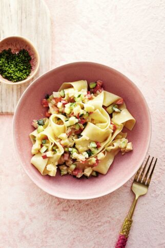 Bandnudeln mit Gemüse-Käse-Sauce Bandnudeln mit Gemüse-Käse-Sauce