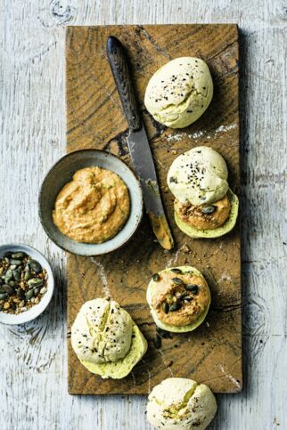 Kürbis-Mandel-Creme auf Dinkelbrötchen Kürbis-Mandel-Creme auf Dinkelbrötchen