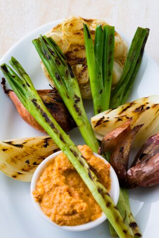 gegrillte Frühlingszwiebeln gegrillte Frühlingszwiebeln