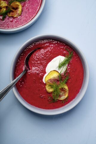 Geeiste Rote-Beete-Suppe mit Veganem Sauerrahm und Kartoffelchips