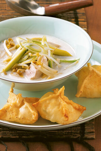 Zitronengrassuppe mit Topfen-Wan-Tans Zitronengrassuppe mit Topfen-Wan-Tans