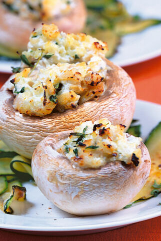 Gefüllte Champignons auf Zucchini Gefüllte Champignons auf Zucchini