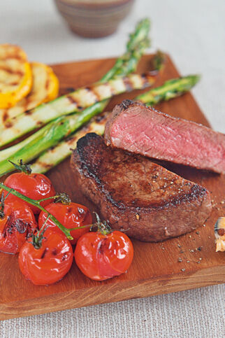 Steaks mit gegrilltem Gemüse Steaks mit gegrilltem Gemüse